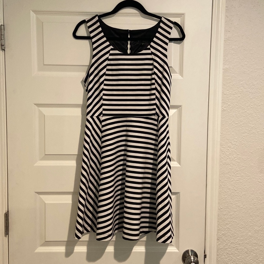 Express- medium, black and white fit and flare dress with round neck.